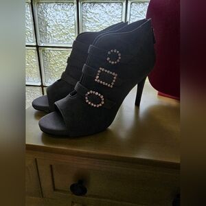New Whitehouse Blackmarket grey suede heels crystals